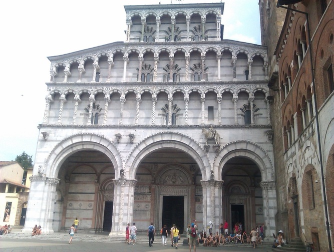 facade of the duomo at Lucca