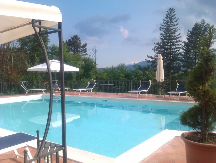 view over the swiming pool at Villa Belvedere to the Apuan Alps