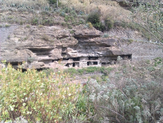 Guanche caves above the Presa de los Perez past Lugarejos